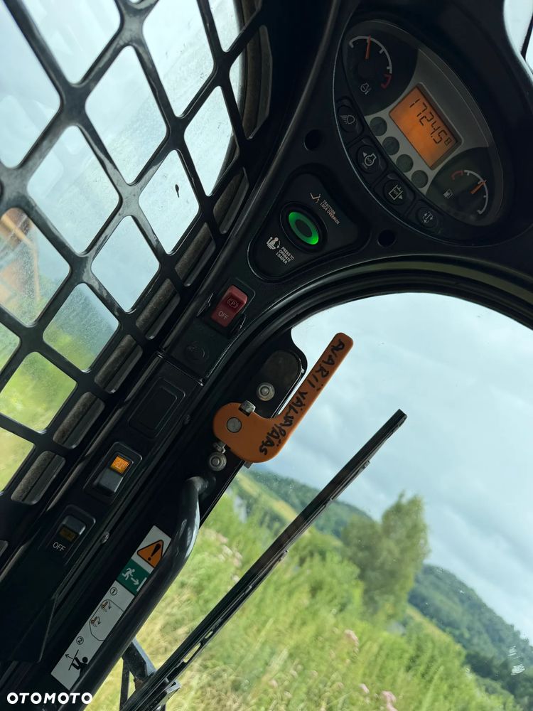 Bobcat S530. Ładowarka 4x4 wózek terenowy. Łyżka. Pełne sterowanie z dżojstika jazda i praca. Aktualne serwisy DEKRA 2026r. Silnik Kubota 4cyl 55km. Maszyna Jak Nowa z Salonu! Pochodzi z Norweskiego Gospodarstwa! 2020 rok 1724 mtg! Zero luzów i wycieków. Bardzo mocna i wydajna maszyna o małych gabarytach! Idealna do stajni oraz Budownictwa. OKAZJA TANIO 3 wyjścia Hydrauliczne pod urządzenia!! Wszystkie opony jak nowe .Kabina ogrzewana pełne szkło + drzwi. Po serwisach. Potężna moc. OKAZJA - 36
