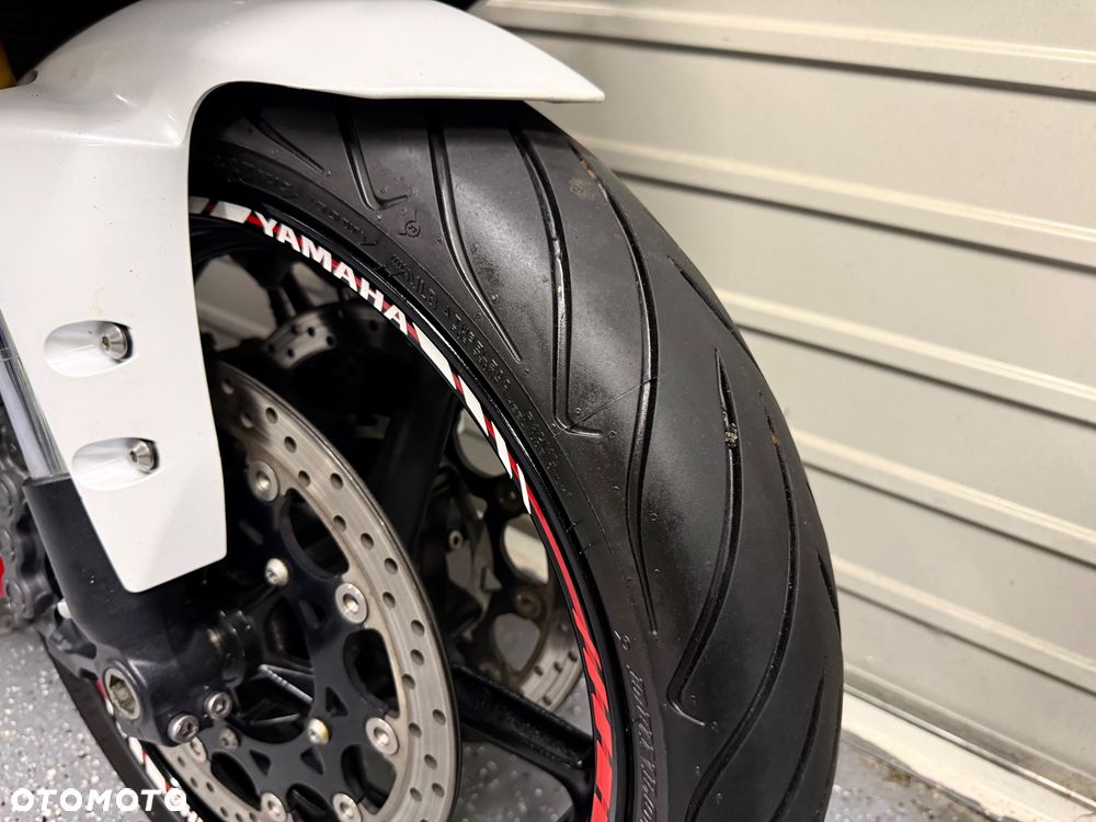Yamaha R1 - 8