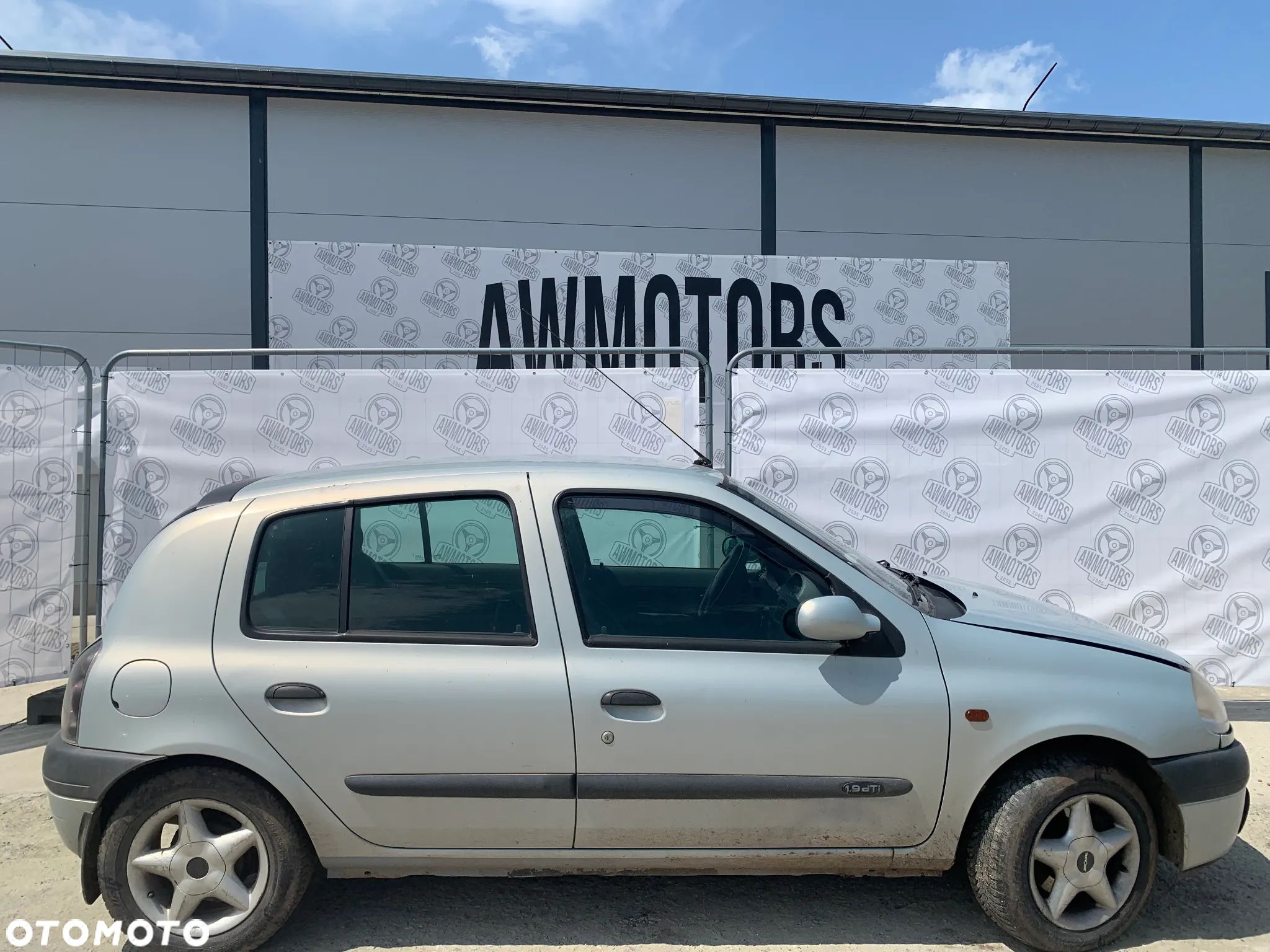 RENAULT CLIO 2001 *SAMOCHÓD NA CZĘŚCI* 902 MASKA LAMPA DRZWI LUSTERKO ZDERZAK GRILL BŁOTNIK KLAPA BELKA PRAWE LEWE PRZÓD TYŁ - 1