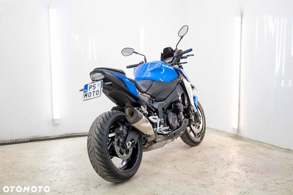 Suzuki GSX - 6