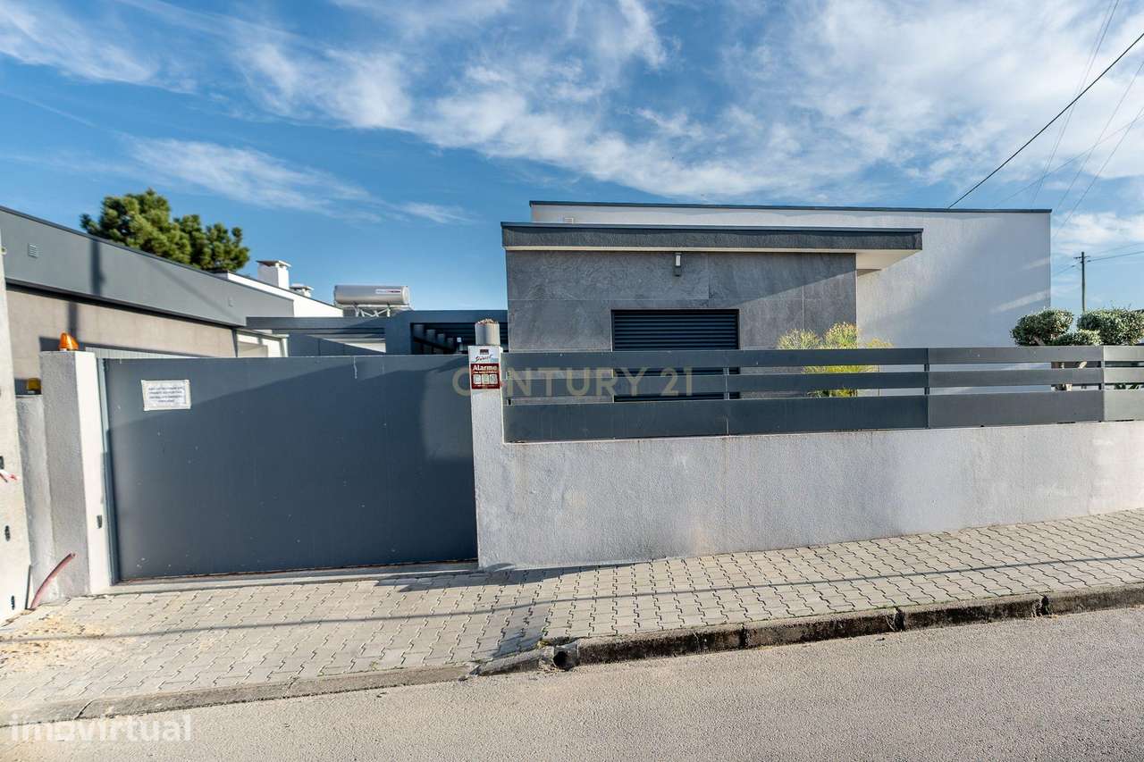 Moradia T3 Térrea de Gaveto com Piscina, Domótica e Espaço Exterior | - Grande imagem: 4/45