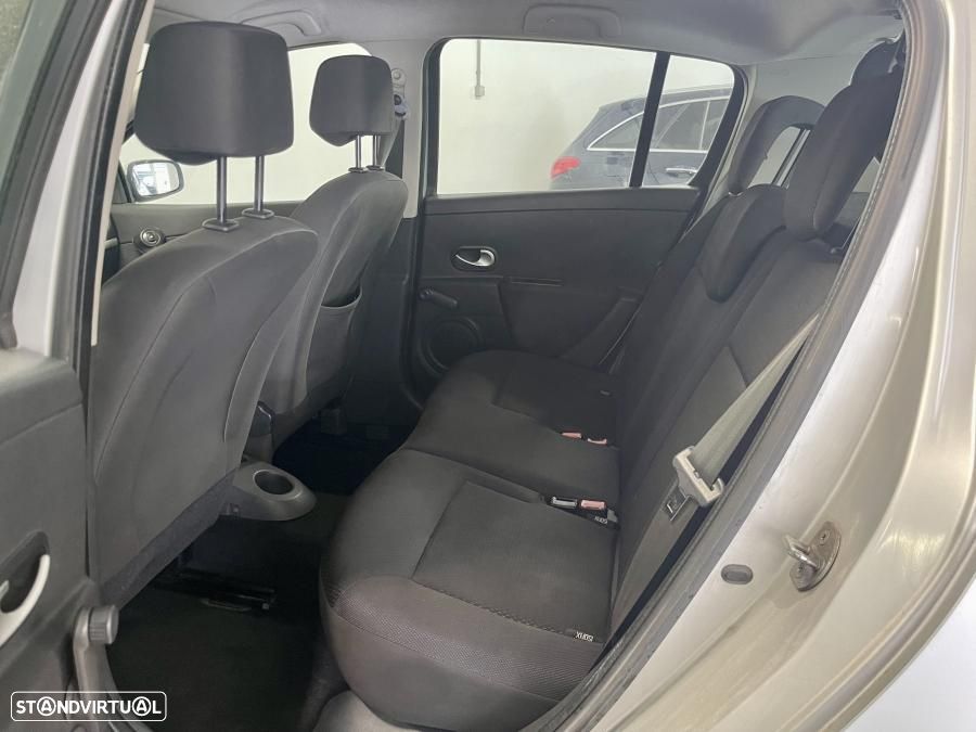 Renault Clio 1.2 16V Confort - 13