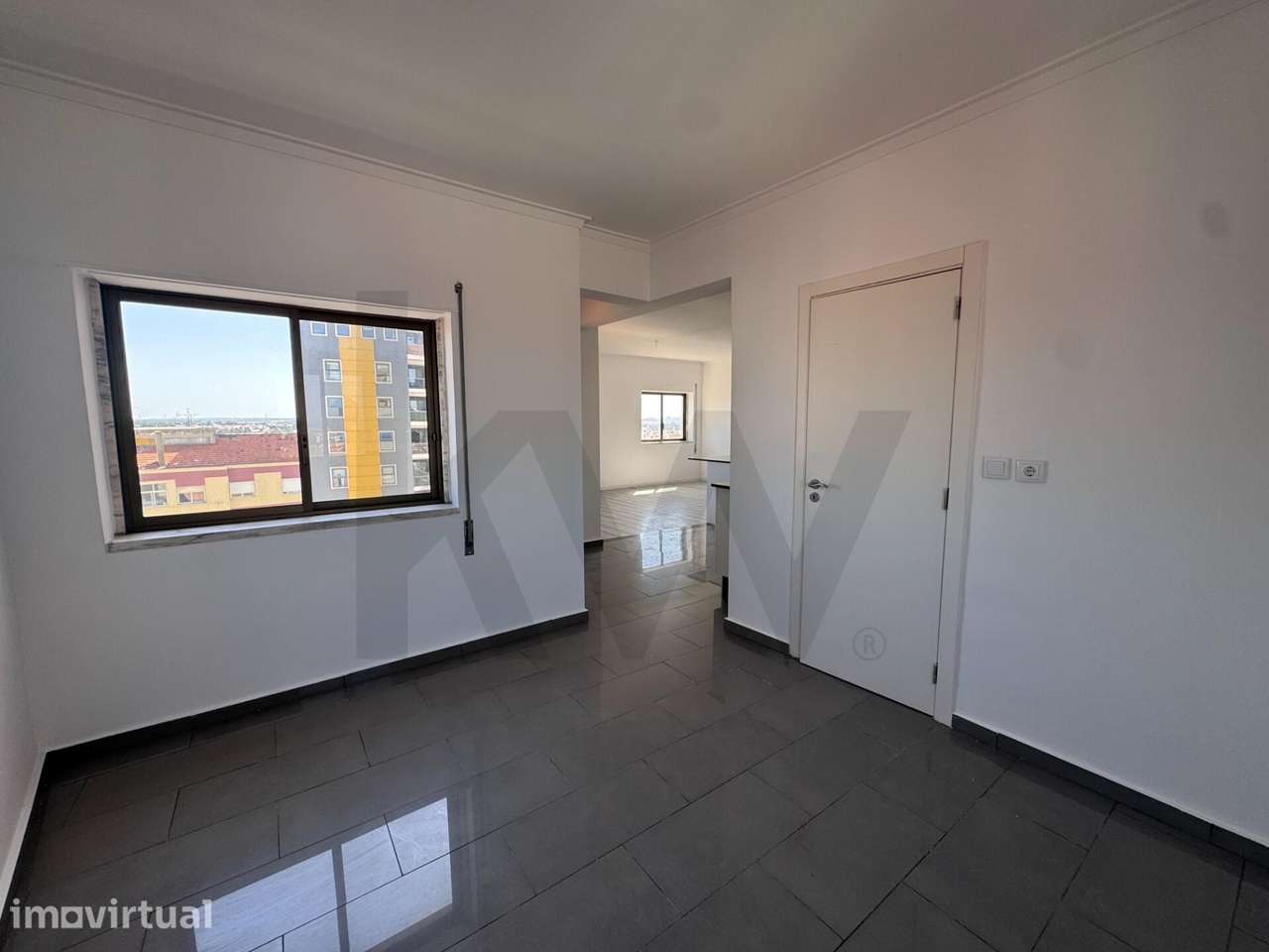 Apartamento T2+1 no centro da Cruz de Pau - Rua 25 de Abril - Grande imagem: 4/17