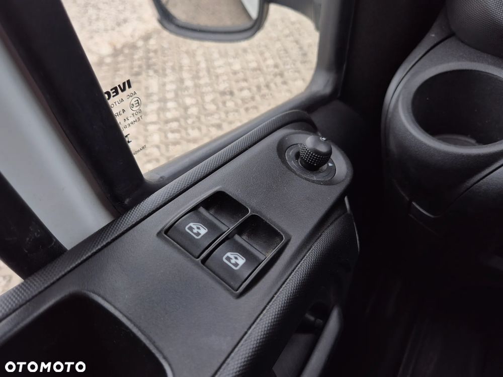 Iveco Daily 35S14 2.3 HPi, kontener 8PAL, winda 750KG, klimatyzacja - 11