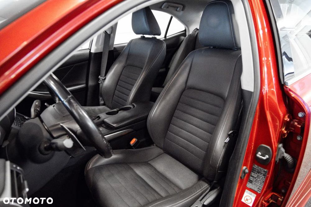 Lexus IS Standard - 4