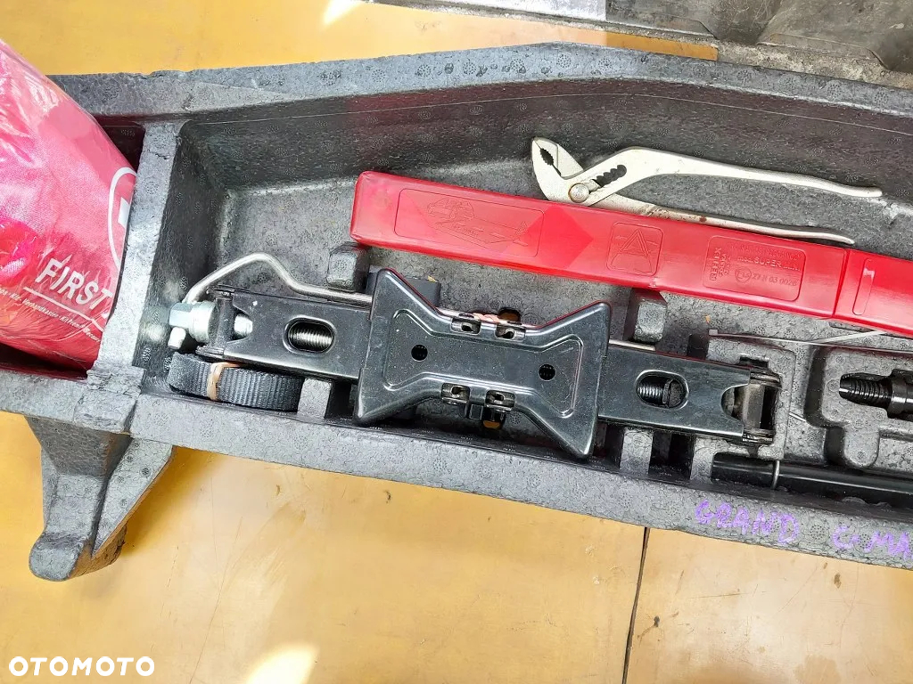 Wkład Koła Zapasowego Lewarek Hak Ucho Holownicze Klucz Ford C-Max MK2 Grand - 3