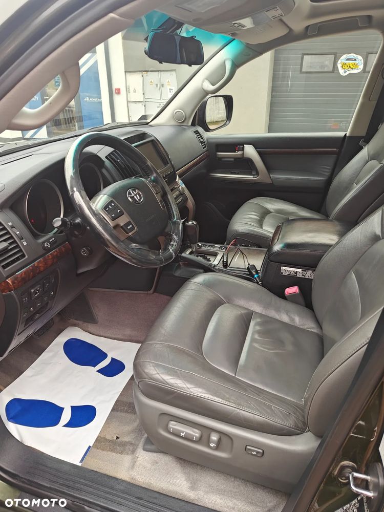 Toyota Land Cruiser - 10