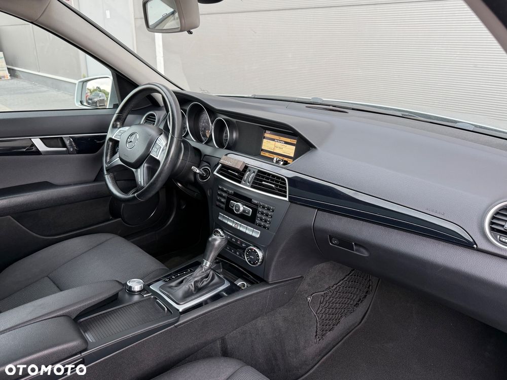Mercedes-Benz Klasa C 180 CGI Automatik BlueEFFICIENCY Elegance - 26
