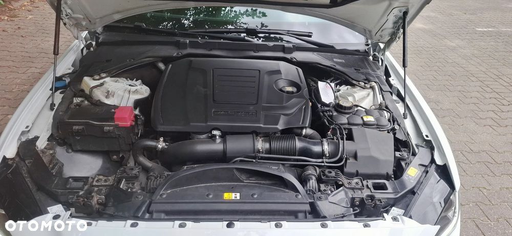 Jaguar XE 2.0 T R-Sport - 10