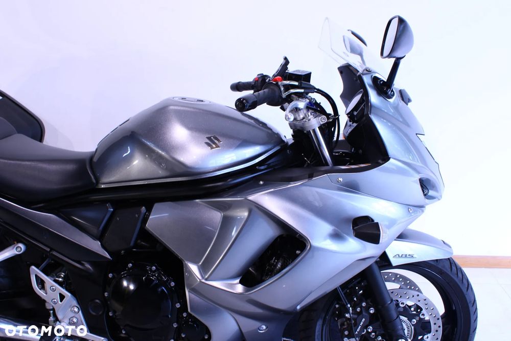 Suzuki GSX - 13