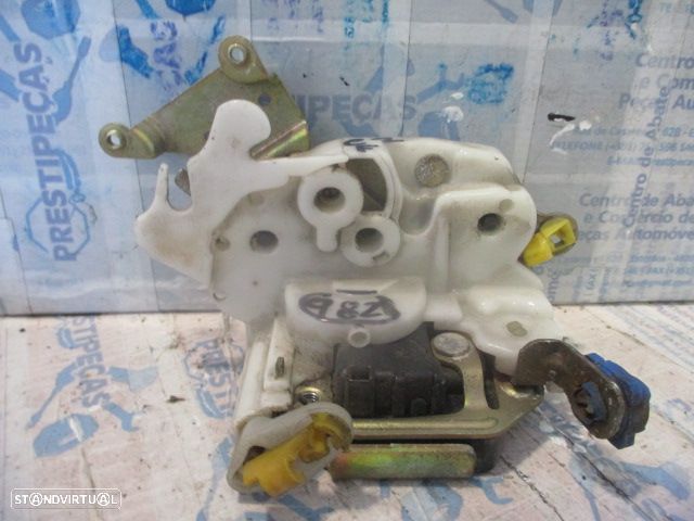 Fecho REF0982 NISSAN TERRANO 2 2002 3.0Di 155Cv 5P CINZA FE MANUAL NISSAN TERRANO 2 1997 2.7TDI 125CV 5P VERDE FE MANUAL - 1