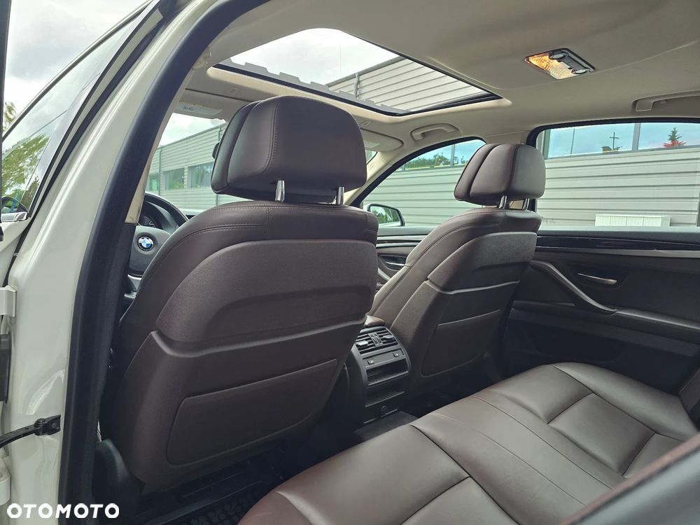BMW Seria 5 535i xDrive Sport-Aut Luxury Line - 34