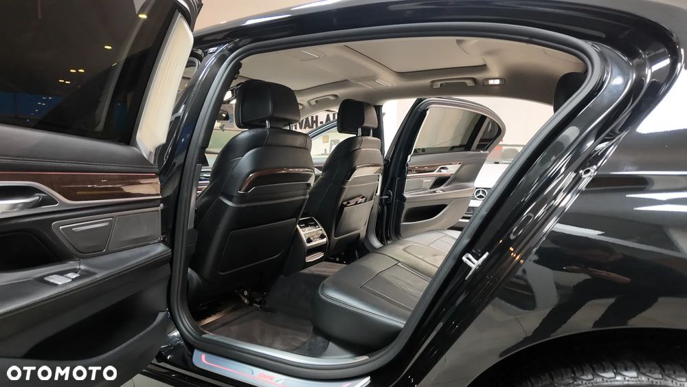 BMW Seria 7 750Li xDrive - 28