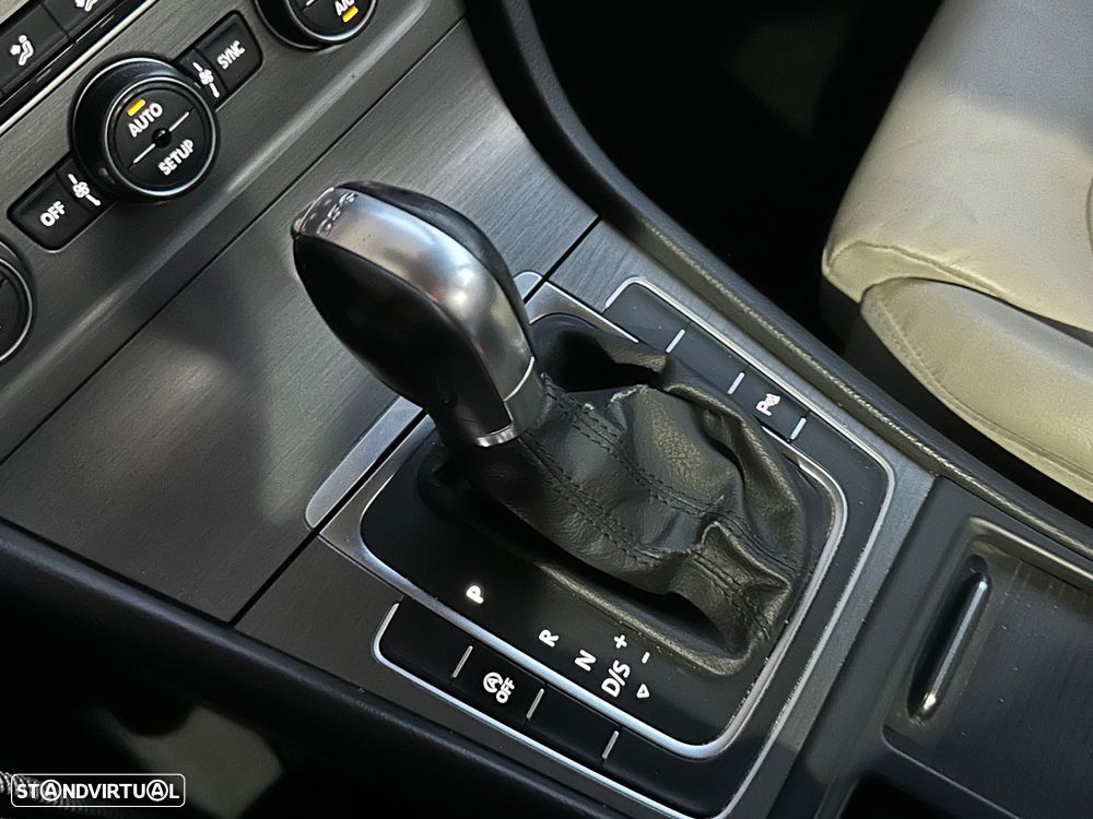 VW Golf 1.6 TDi Highline DSG - 24