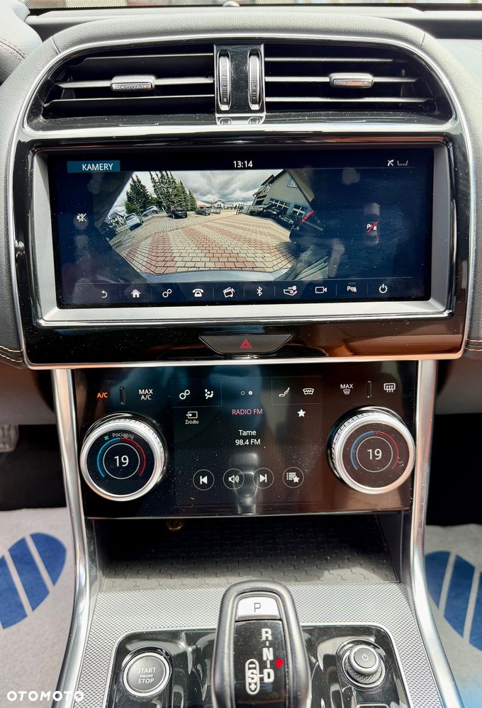 Jaguar XE P250 R-Dynamic SE - 21