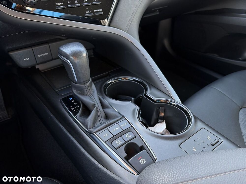 Toyota Camry 2.5 Hybrid Comfort CVT - 24