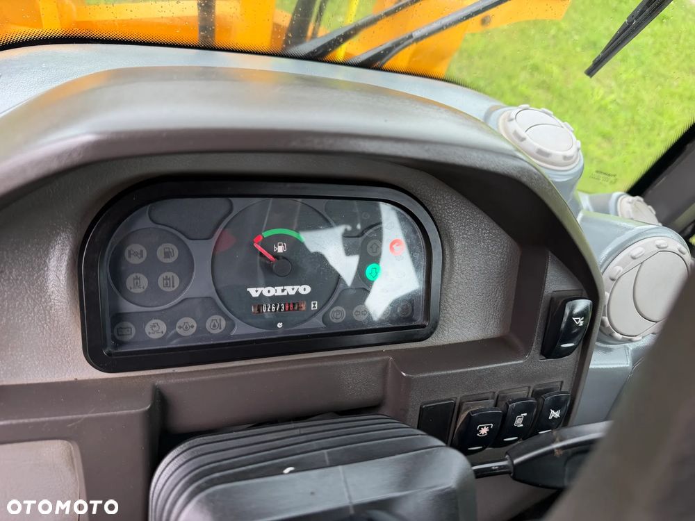 Volvo L25F Ładowarka Kołowa łamana 2015 rok. Jak Nowa! Oryginał łyżka i widły. Mocny silnik 4 cylindry. Zero luzów i wycieków. Aktualne Badania DEKRA BMWT. Wielka Okazja. Maszyna jak nowa z Salonu. 2600 mtg. Pochodzi z Norweskiego urzędu gminy. Dodatkowe linie Hydrauliczne. Szybka wolna Jazda Rewers Hydrostatic. Wersja Norwesk Mocne doświetlenie dodatkowe grzanie. kabina Ogrzewana wentylowana! Zmiana Osprzętu Hydrauliczna! pełne sterowanie z dżojstika! Opony jak Nowe. Podzespoły pomy suche, czytelne tabliczki! OKAZJA - 16