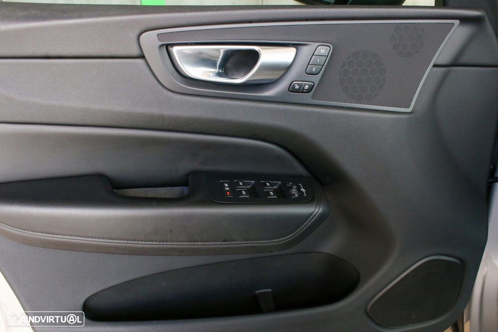Volvo XC 60 2.0 T6 PHEV Plus Dark AWD — fotografia 16