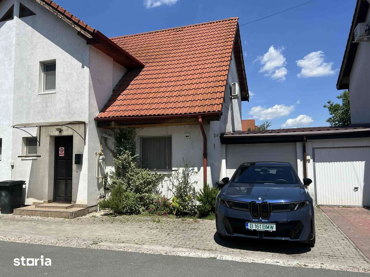 Casă rezidențială tip duplex cu garaj lipit de casa, gata de utilizare
