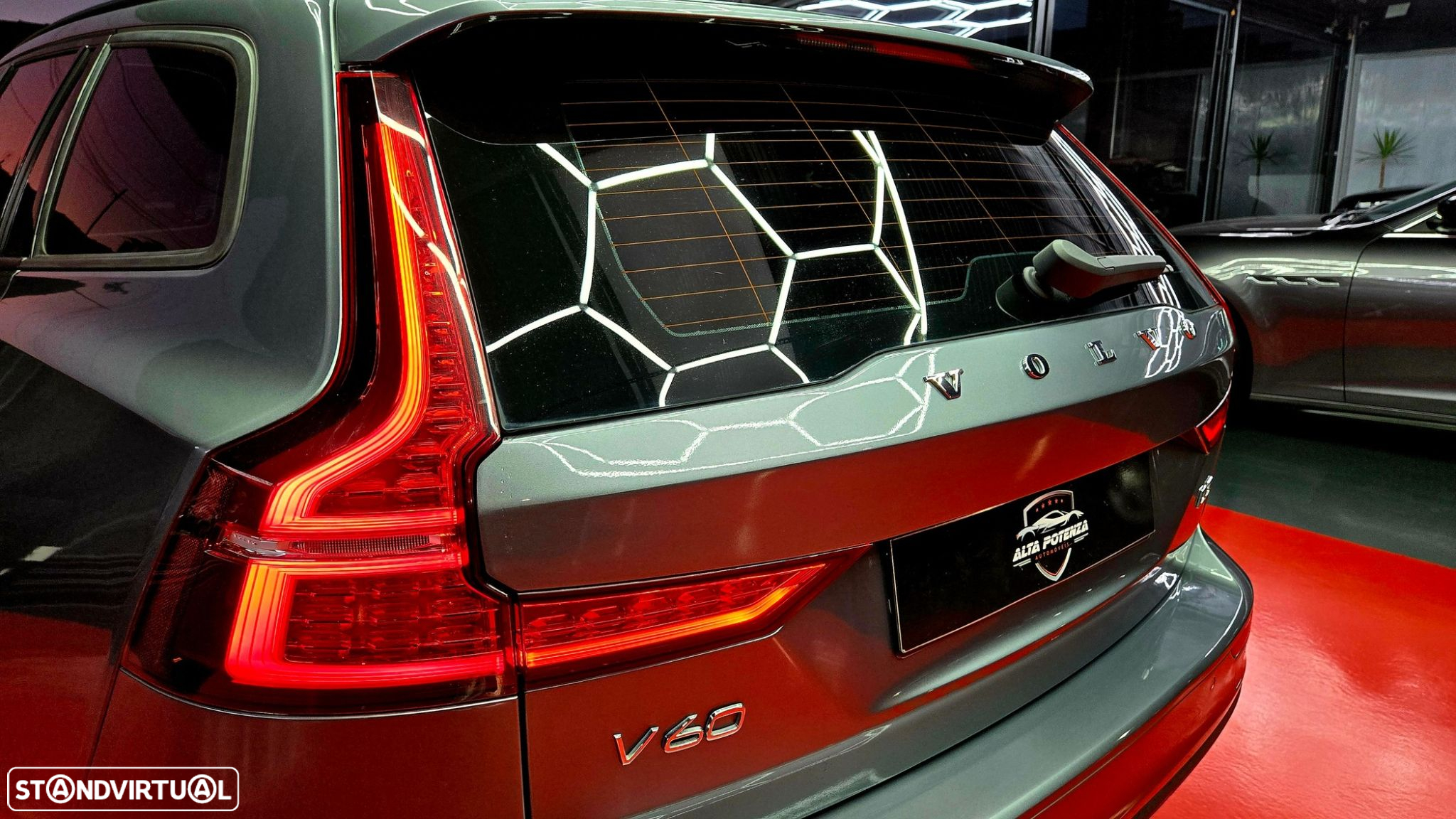 Volvo V60 2.0 D3 Momentum Geartronic - 9