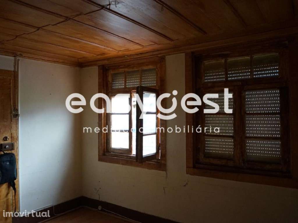 Moradia Geminada em granito com dois pisos e logradouro - Grande imagem: 3/23