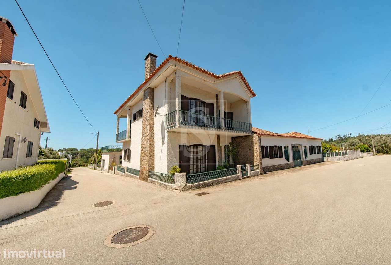 Moradia T5 com Espaço e Potencial Único em Meia Via, Torres Novas - Grande imagem: 2/44