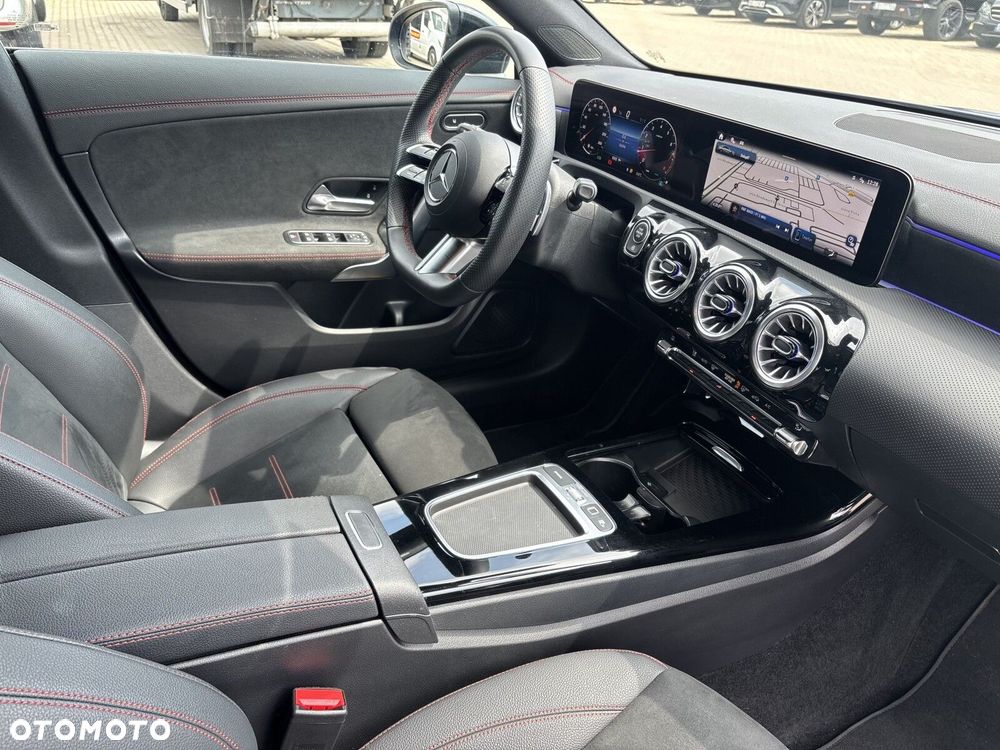 Mercedes-Benz CLA 200 4-Matic AMG Line 8G-DCT - 17
