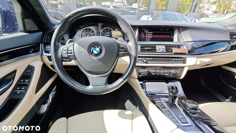 BMW Seria 5 550i xDrive - 26