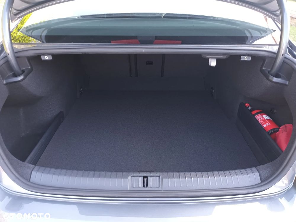 Volkswagen Passat 1.8 TSI BMT Highline - 28