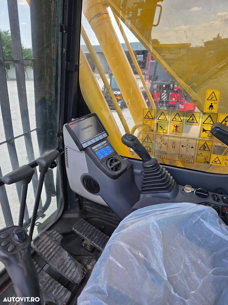 Komatsu PC240 NLC-11 Excavator pe senile - 11