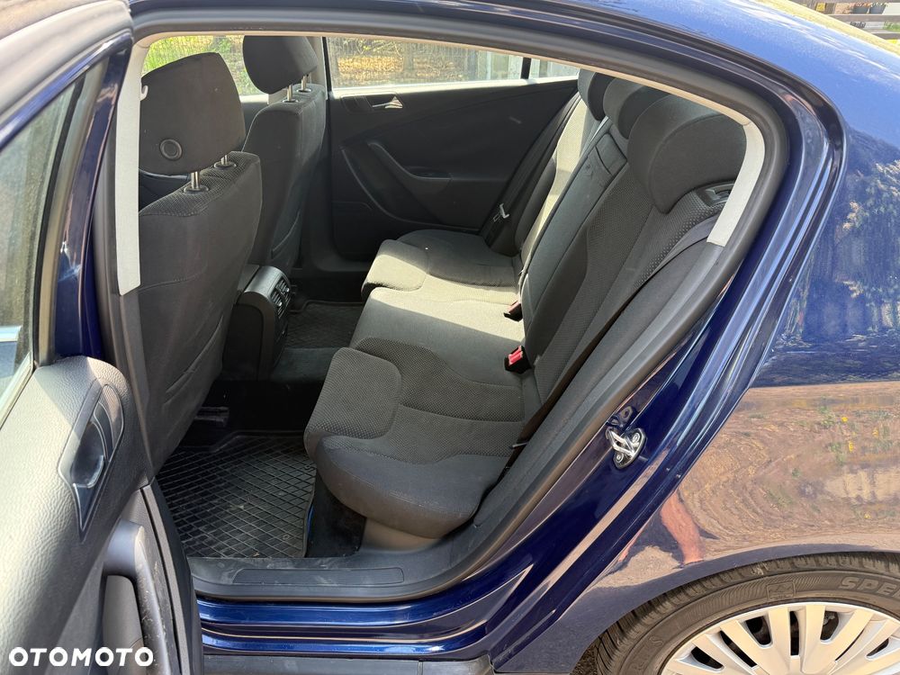 Volkswagen Passat 1.9 TDI DPF BlueMotion - 9