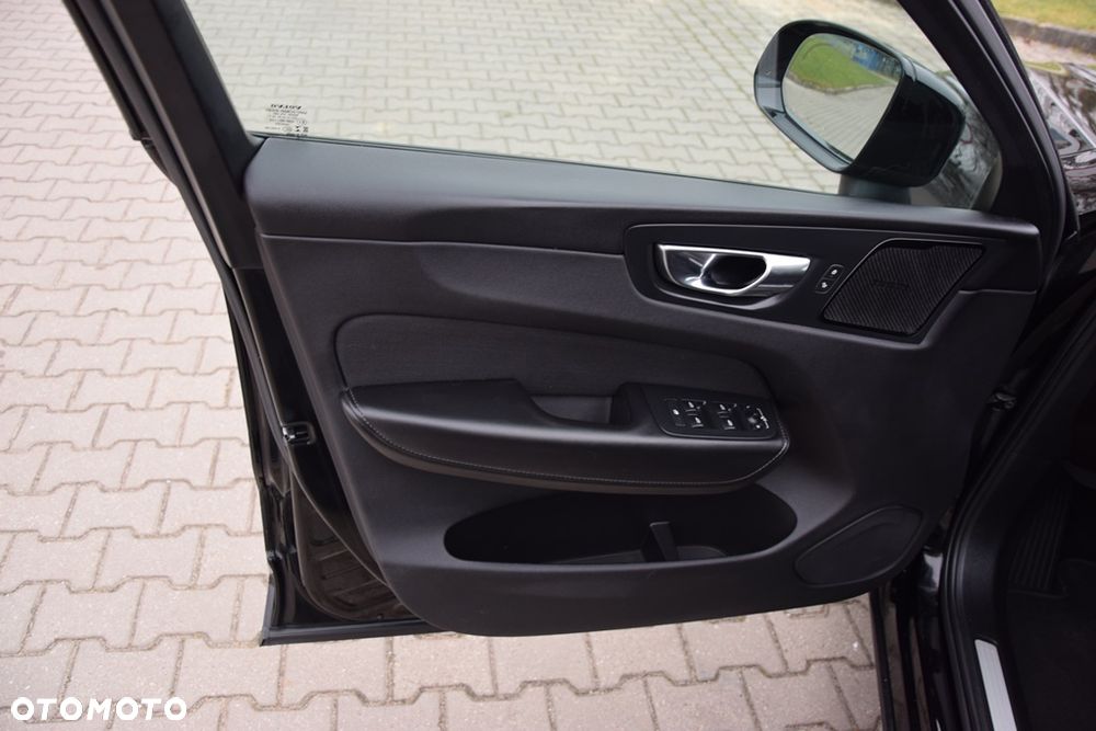 Volvo XC 60 B4 D AWD Geartronic Momentum - 31