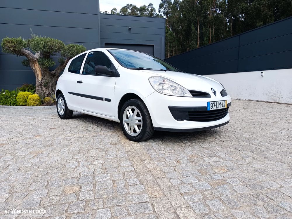 Renault CLIO (URE5021E7572) - 1