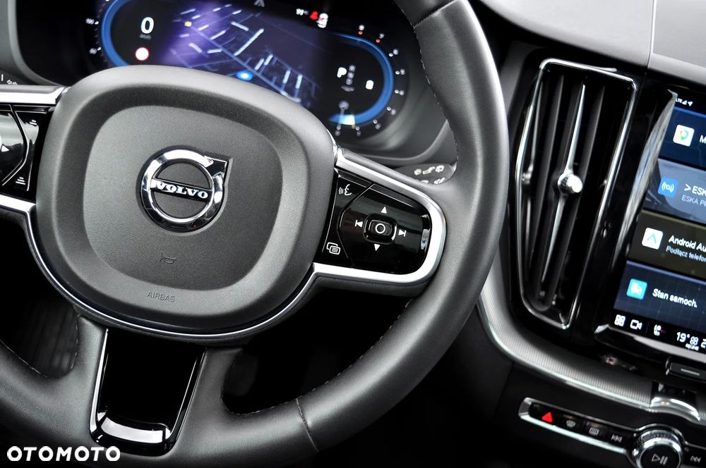 Volvo XC 60 B4 B Plus Dark - 29