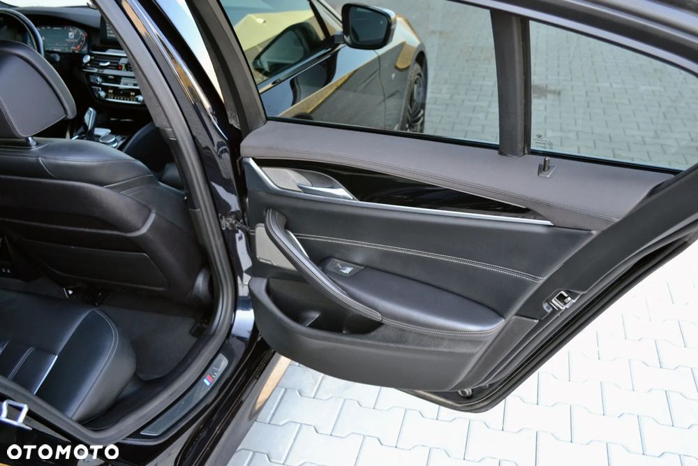 BMW Seria 5 M550i xDrive sport - 24