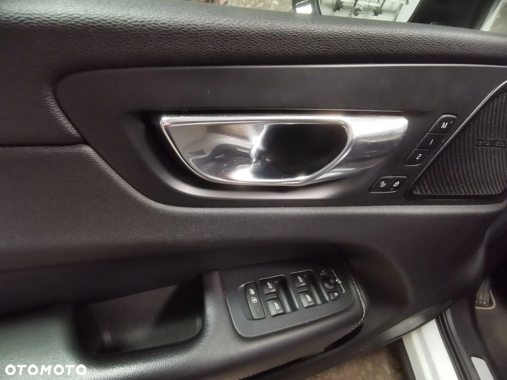 Volvo XC 60 B4 D AWD R-Design - 8