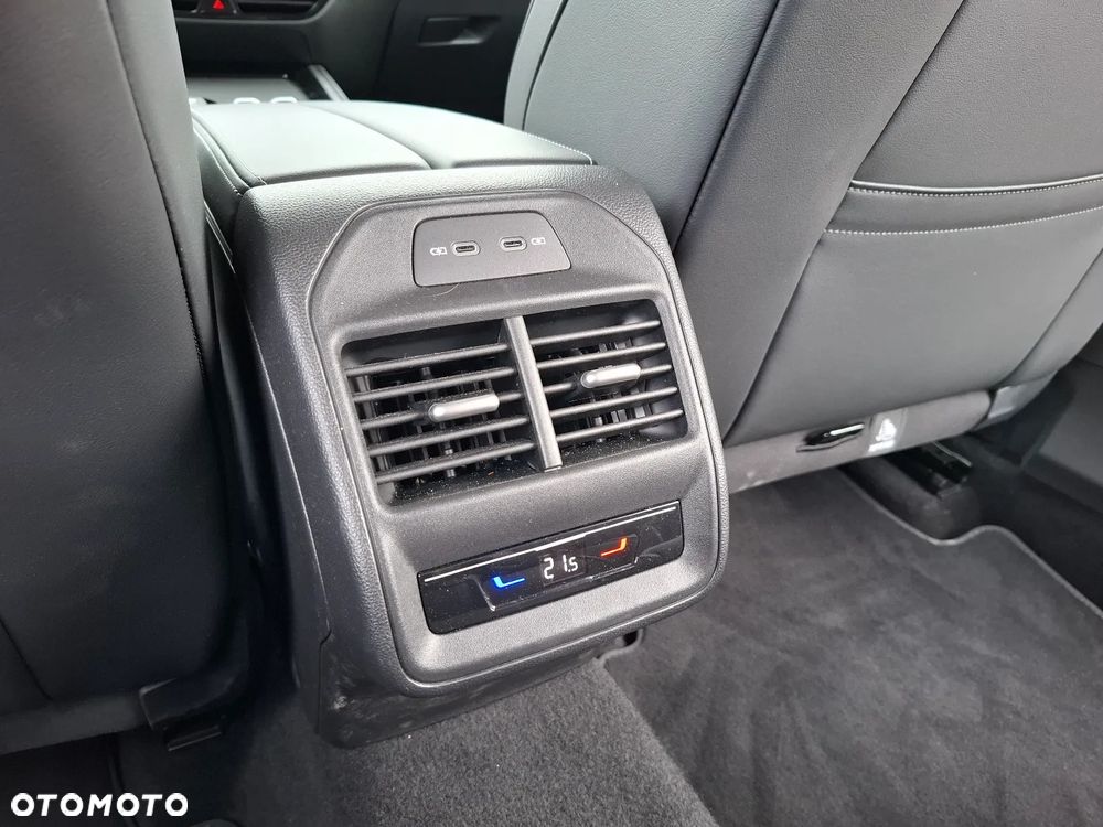 Volkswagen Passat Variant 2.0 TDI SCR DSG Elegance - 35