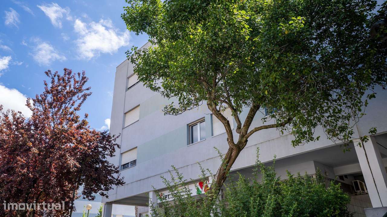 Viva ou Invista em Carnide – T2 com Localização Privilegiada - Grande imagem: 2/33