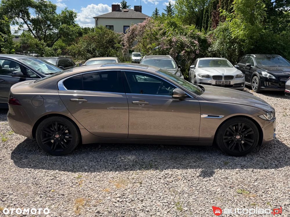 Jaguar XE 2.0 T Prestige - 8