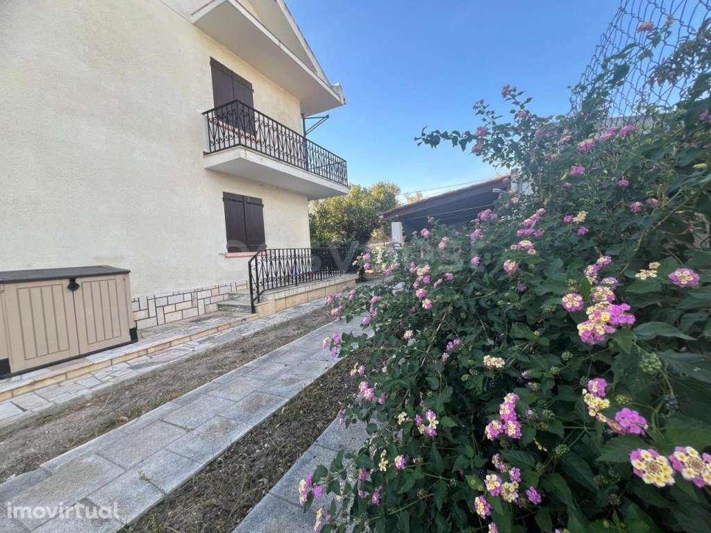 Moradia Geminada T3 na Moita com áreas generosas e garagem - Grande imagem: 5/39