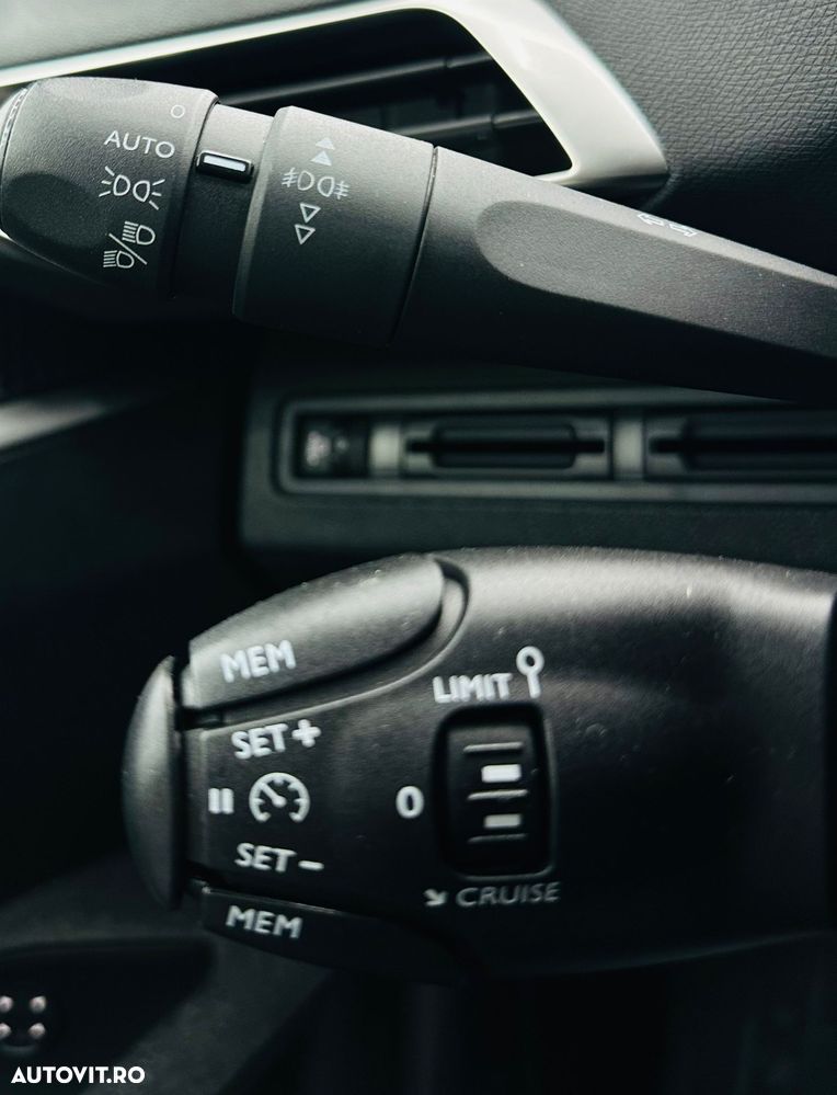 Peugeot 3008 1.2 PureTech Turbo S&S Active - 29