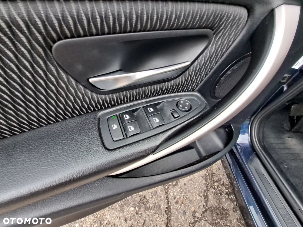 BMW Seria 3 320d Touring Sport Line - 38