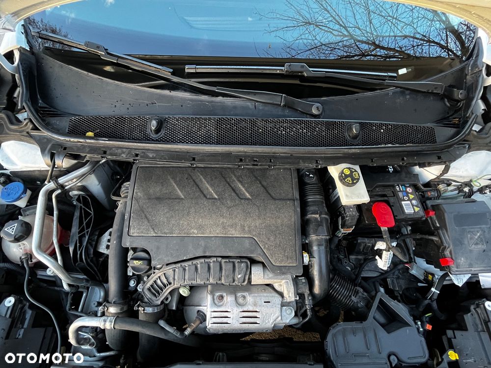 Peugeot 308 1.2 PureTech GPF Road Trip S&S EAT8 - 36