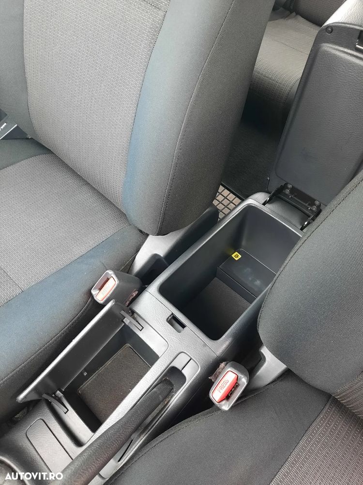 Toyota Avensis 2.2 D-4D Sedan Sol - 6