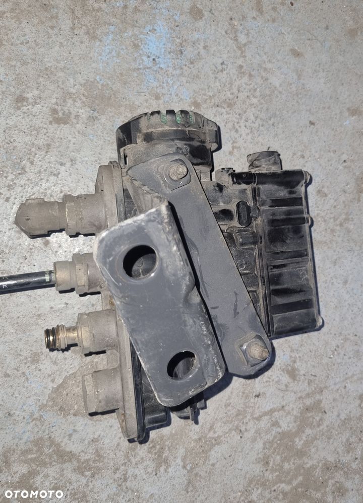 Zawór poziomujący przednia oś renault gama T 21083657 - 1