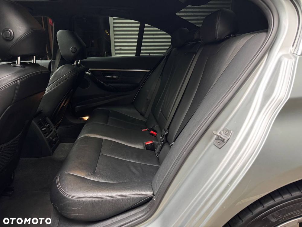 BMW Seria 3 330i xDrive - 9