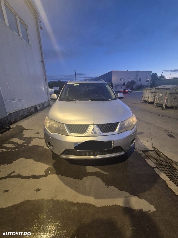 Mitsubishi Outlander - 1