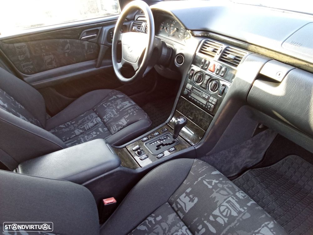 Mercedes-Benz E 300 TD Classic - 19