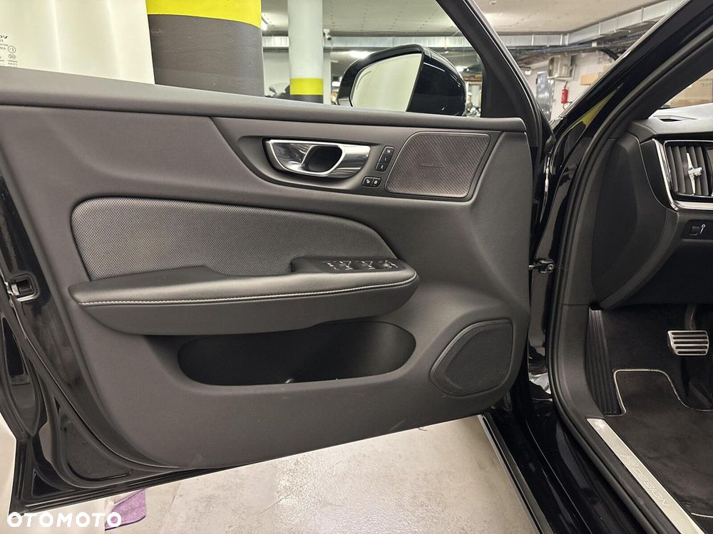 Volvo V60 D4 R-Design - 11