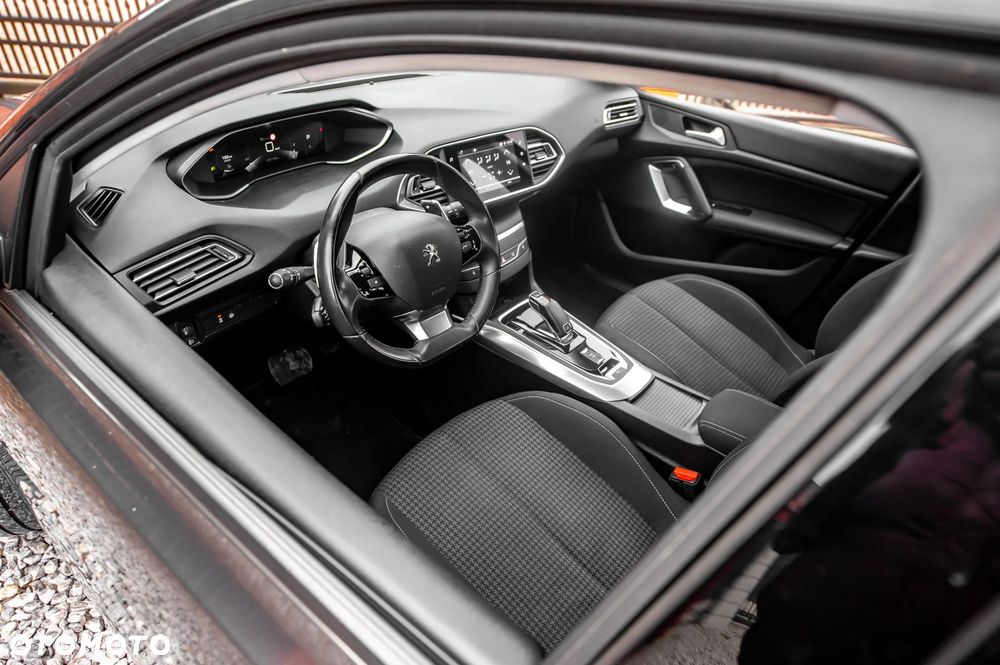 Peugeot 308 BlueHDi 130 EAT8 Allure - 17